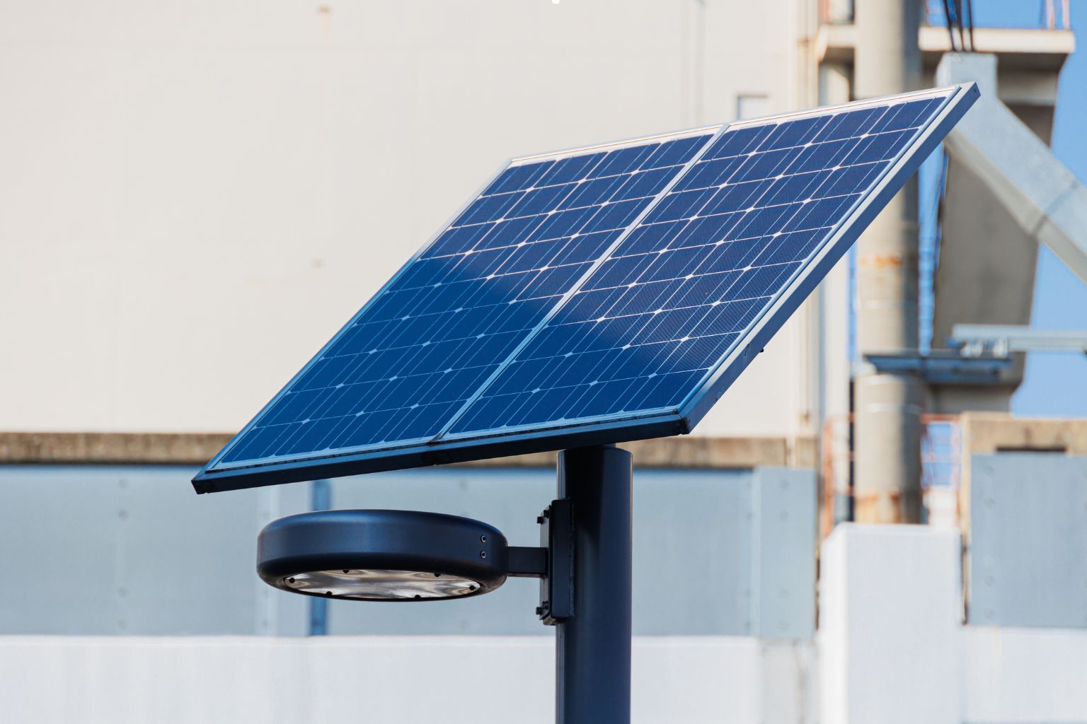 Proiectoare LED cu alimentare solară – ce sunt și ce avantaje oferă?